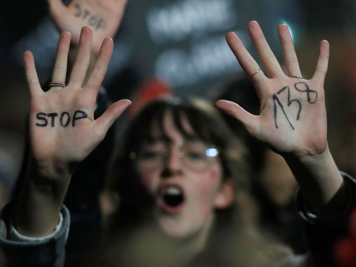 Foto: Una mujer protesta en una manifestación contra los feminicidios en Francia. (Reuters)