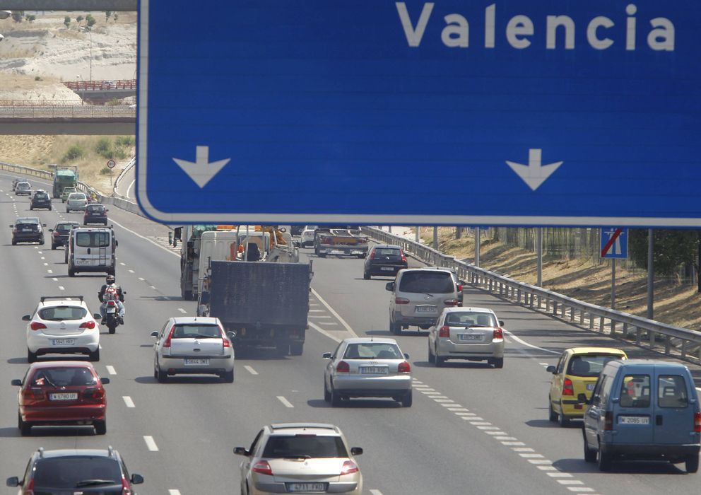 Foto: Tráfico fluido en la carretera de Valencia en sentido salida de Madrid. (EFE)