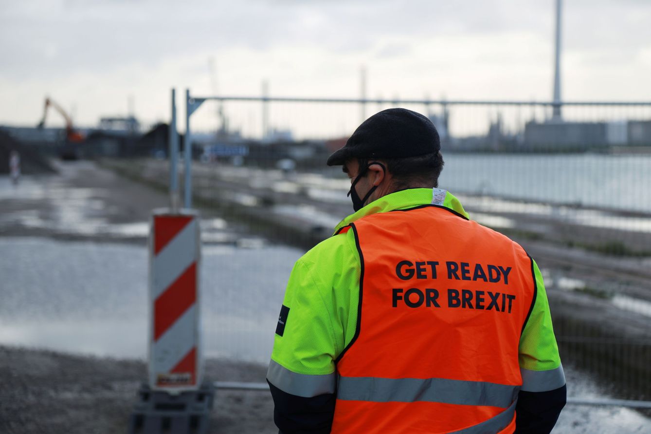 Un trabajador del puerto de Rotterdam. (EFE)