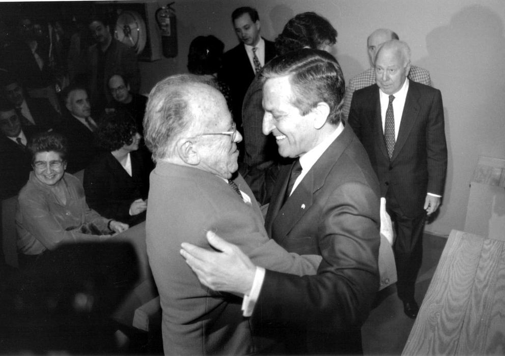 Foto: Adolfo Suárez y Carrillo se saludan en presencia de Jesús de Polanco.