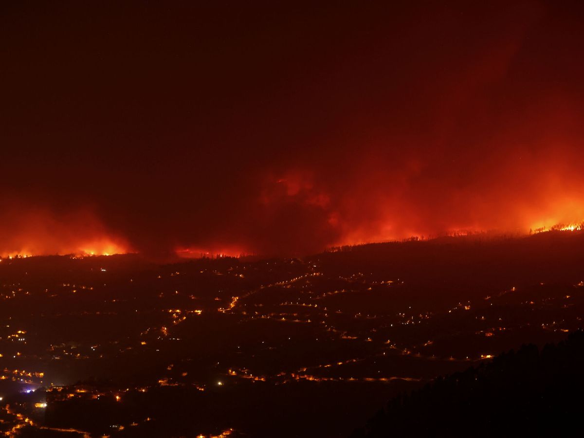 Foto: Las montañas arden en Tenerife. (Reuters/Nacho Doce)