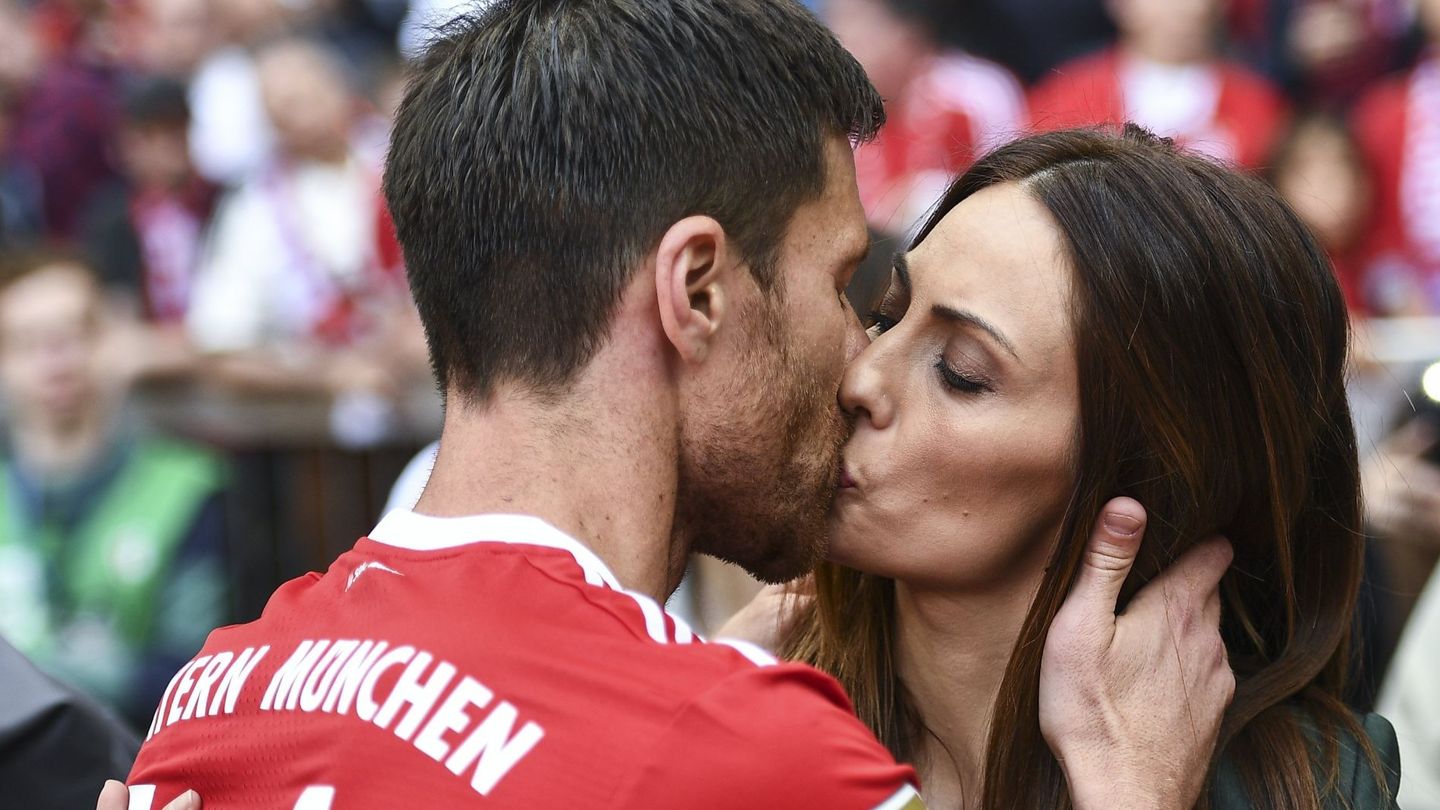 Xabi Alonso y Nagore Aramburu se besan tras una victoria del Bayern. (EFE)