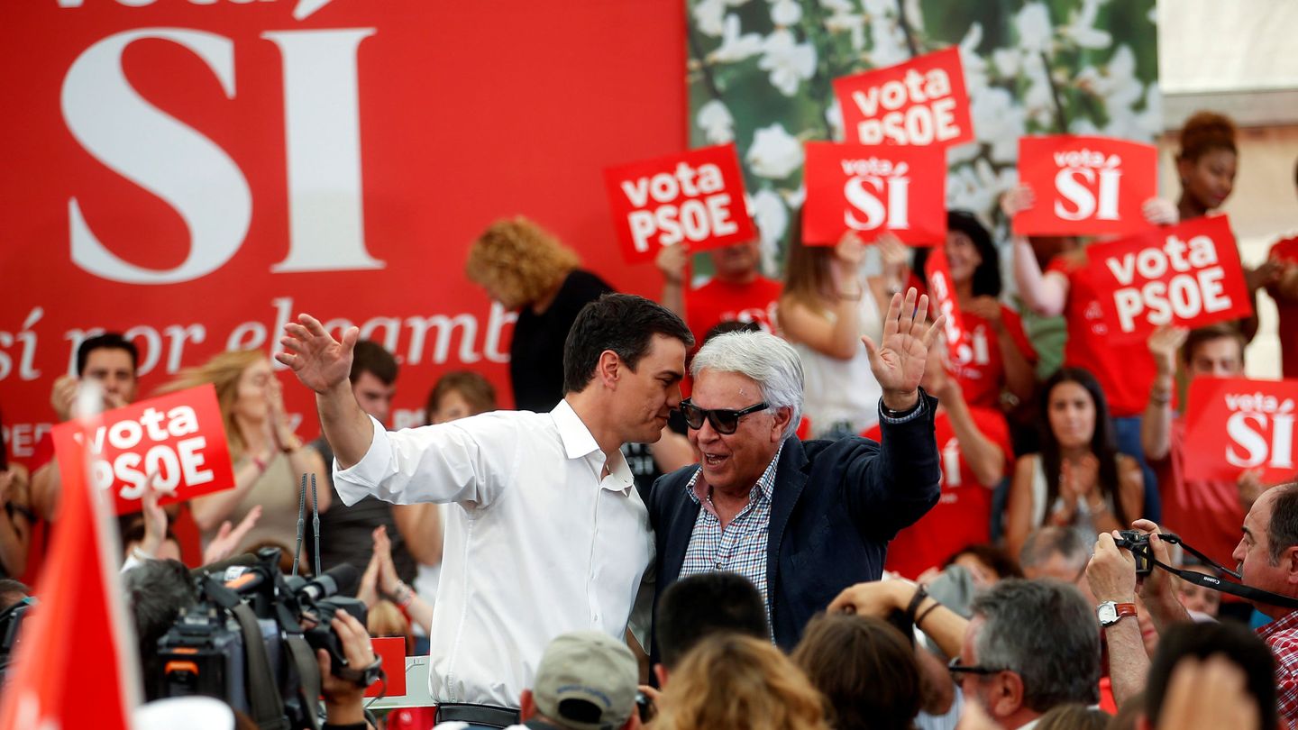 Pedro Sánchez y Felipe González, el 24 de junio de 2016 en el mitin de cierre de campaña de las últimas generales en Madrid. (Reuters)