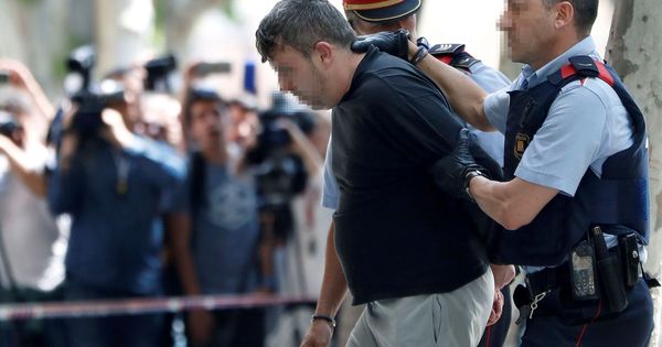 Foto: Los Mossos, con el detenido en relación al asesinato de la menor en Vilanova. (EFE)