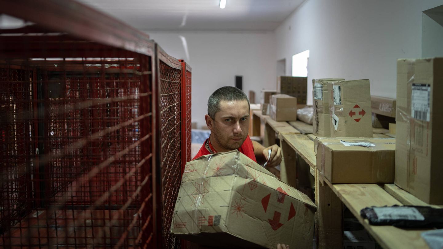 Un trabajador de Novaposhta saca un paquete para entregar (Fermín Torrano)