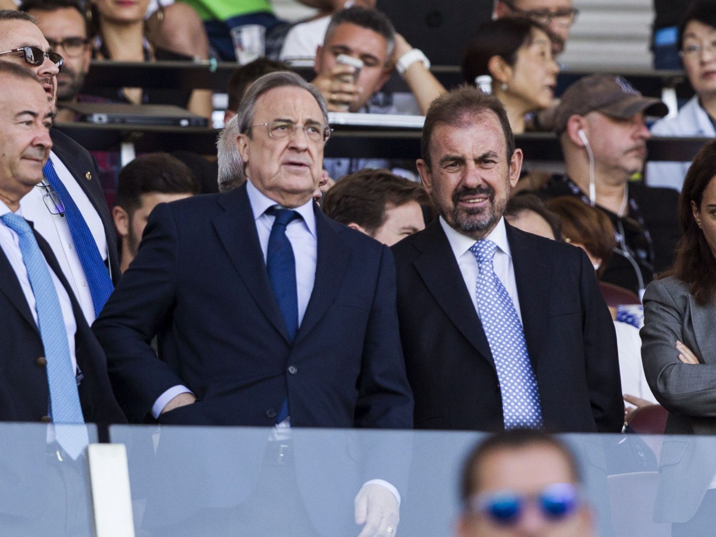 Los presidentes del Real Madrid y el Getafe, Florentino Pérez (i) y Ángel Torres (d), buscan inversores en el Golfo Pérsico. (EFE)