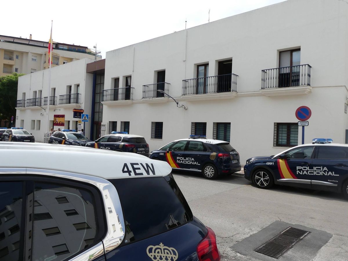 Foto: Imagen de la Comisaría de Estepona, cuyos agentes rescataron a la víctima. (Policía Nacional)