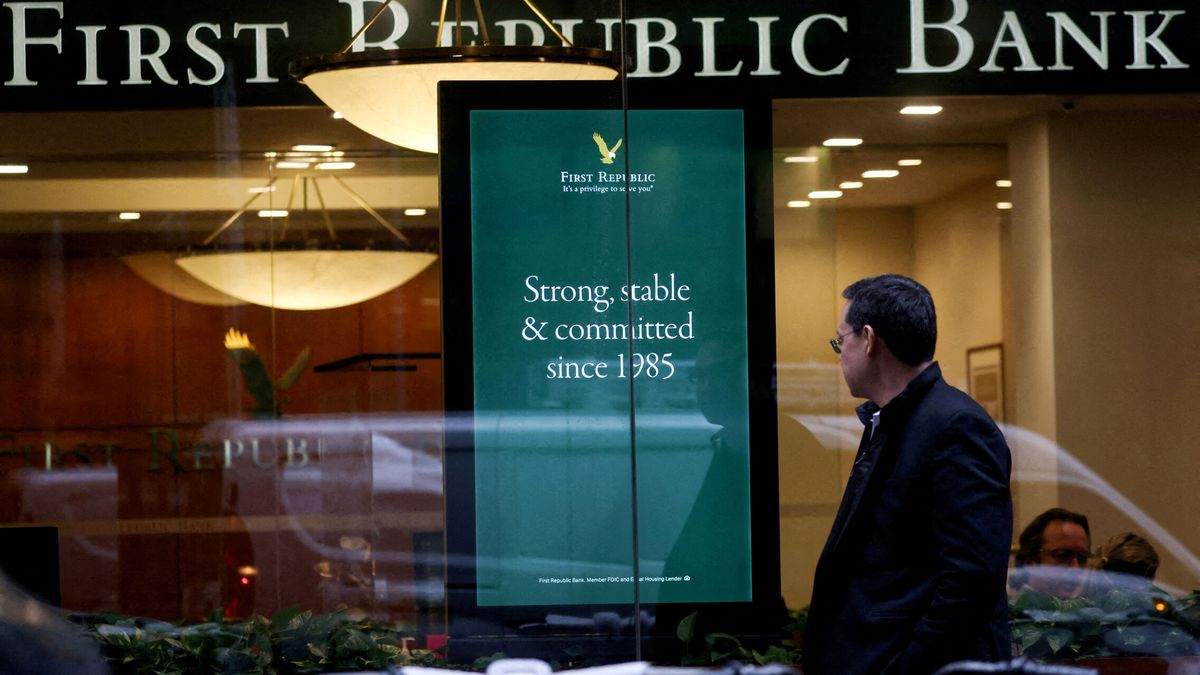 First Republic Bank se hunde un 49% y reaviva los temores a otra crisis bancaria en Wall Street