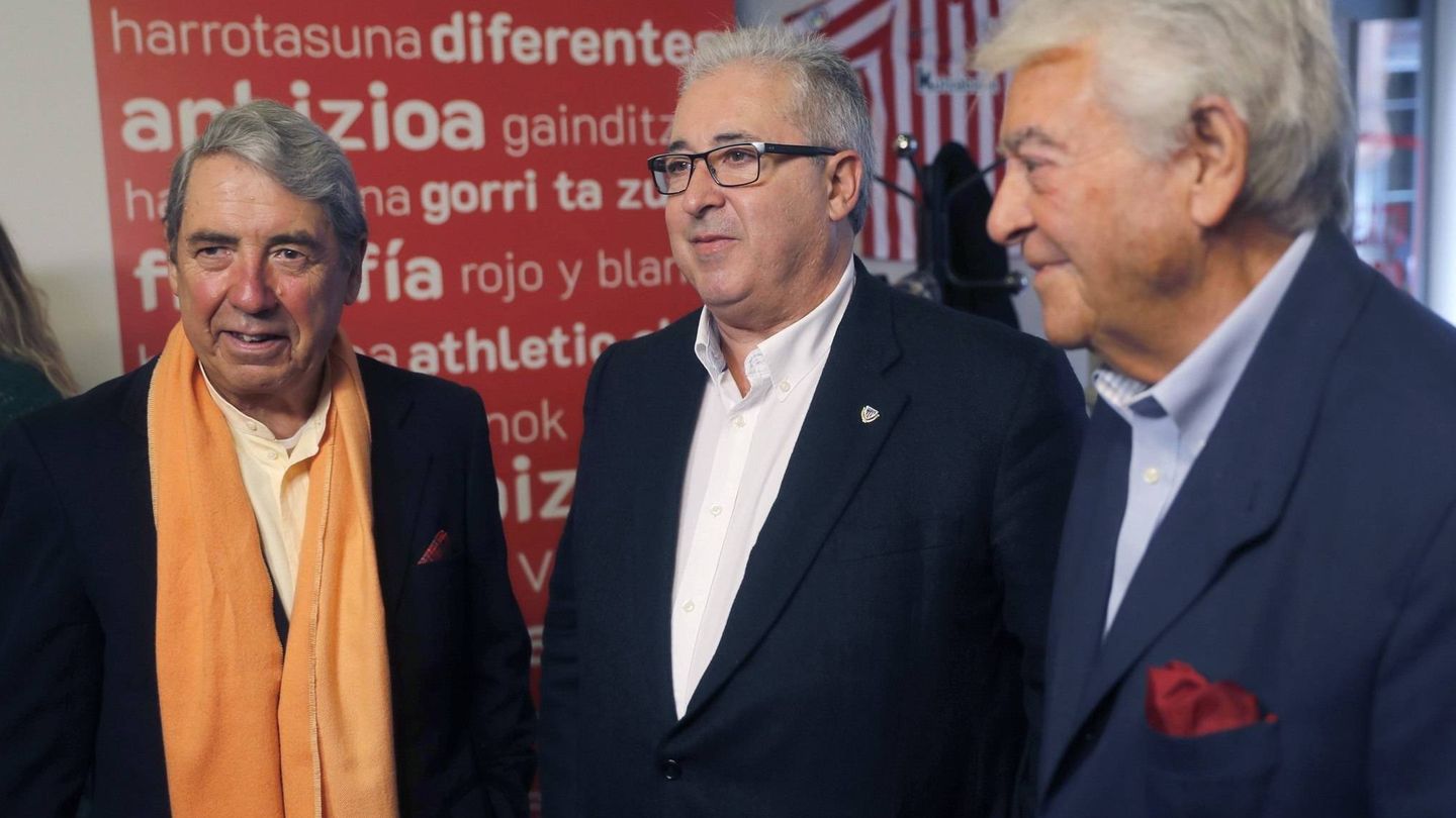 José Julián Lertxundi, a la derecha de la imagen, junto a Alberto Uribe-Echevarría, candidato a la presidencia del Athletic, y el también ex presidente José Mari Arrate. (EFE)