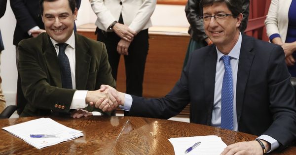 Foto: El presidente andaluz del Partido Popular, Juanma Moreno (i), y el de Ciudadanos, Juan Marín (d), se estrechan las manos. (EFE)