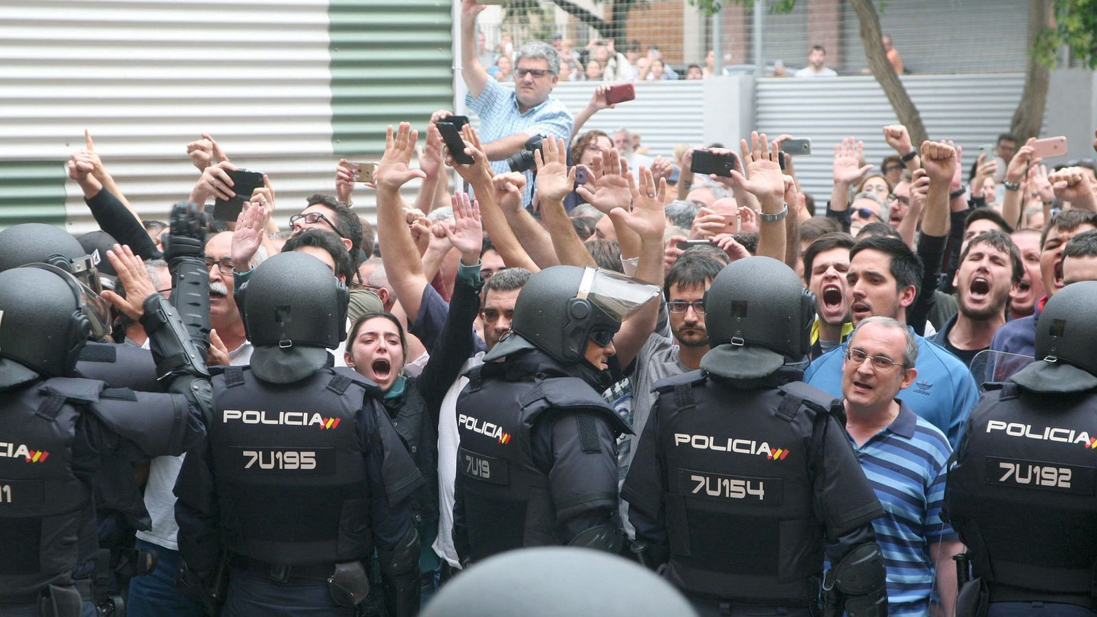 Foto: Agentes de la Policía Nacional forman un cordón policial en el exterior del IES Tarragona el pasado 1 de octubre. (EFE)