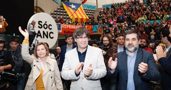 Foto: Carles Puigdemont, junto a Jordi Sánchez y Carme Forcadell, durante la V asamblea de la ANC. (EFE)