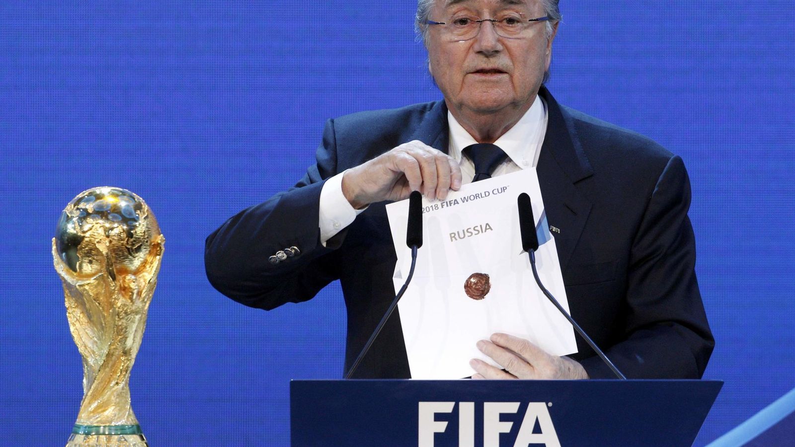 Foto: Blatter, en el momento de dar a conocer que Rusia se llevaba el Mundial 2018 (Reuters).