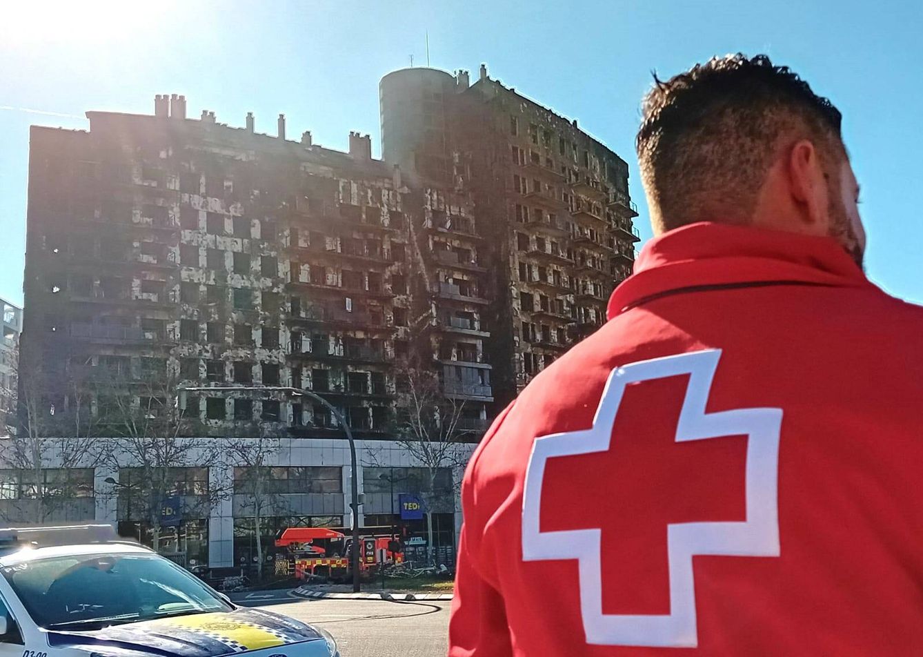 Mario Saiz forma parte del equipo de emergencias sociosanitarias que atiene desde anoche a los afectados por el incendio. En la imagen, aparece junto al edificio calcinado. (Cedida)
