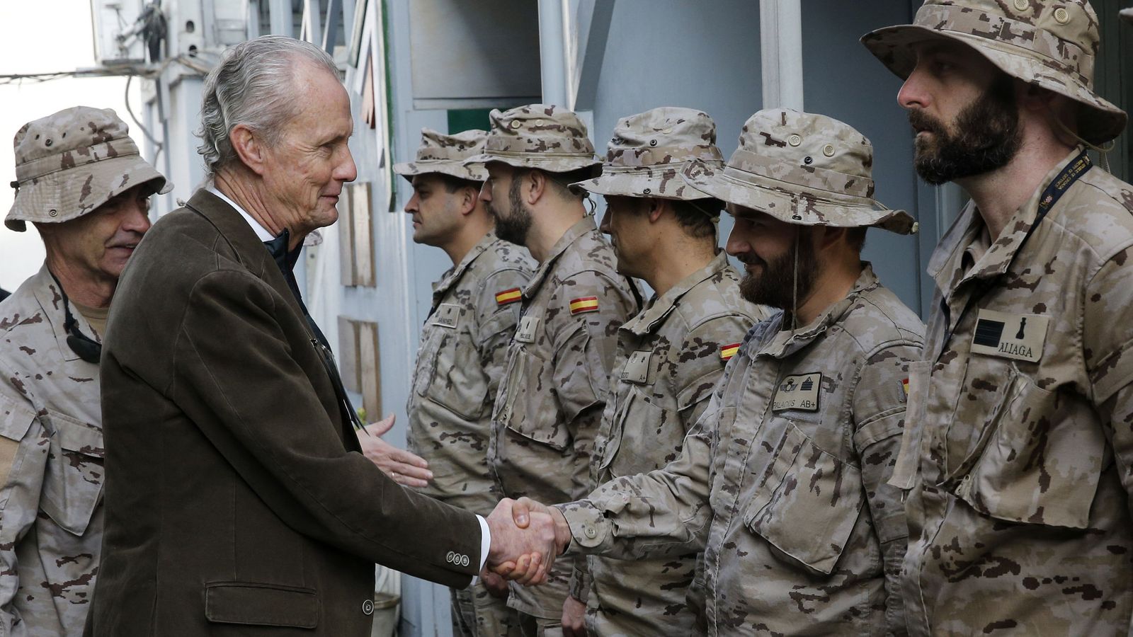 Foto: El ministro de Defensa en funciones, Pedro Morenés, visita a los españoles desplegados en Afganistán. (EFE)