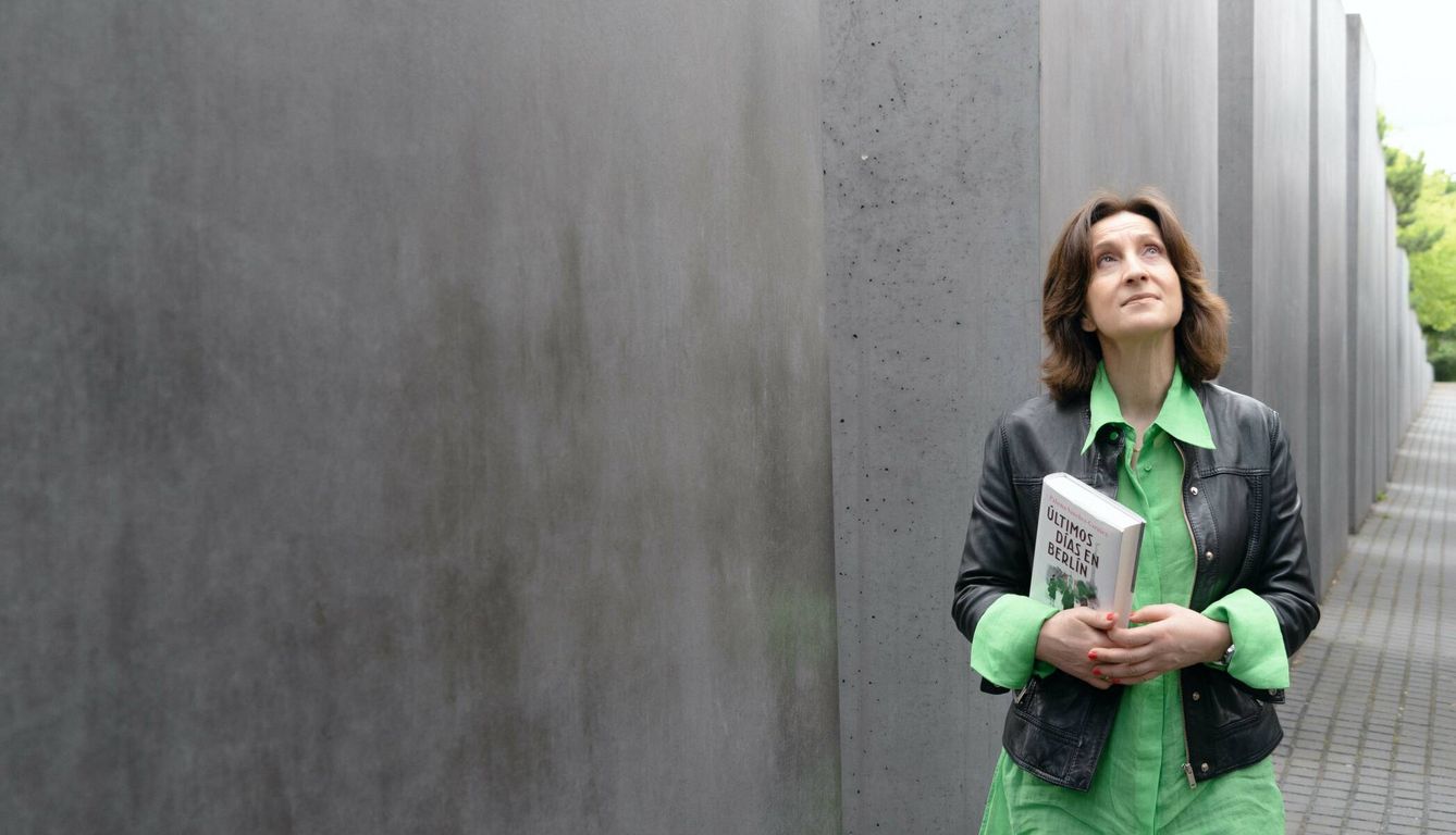 Paloma Sánchez Garnica, autora de 'Últimos días en Berlín' en el  memorial del Holocausto.  Foto: Carlos Ruiz.