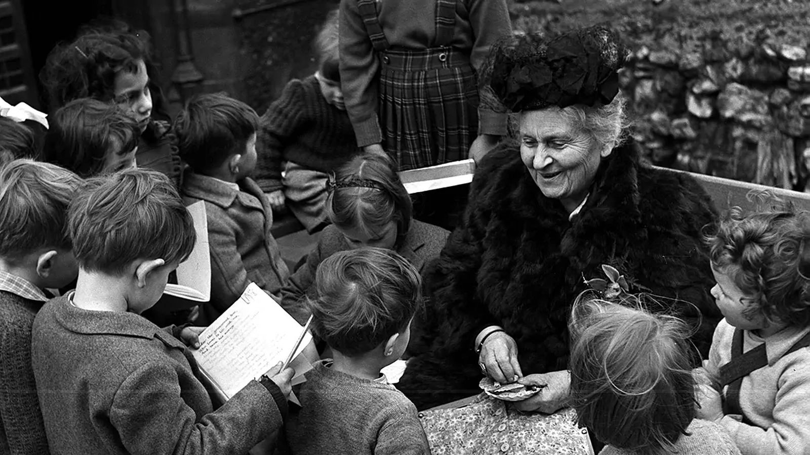 María Montessori, pedagoga italiana: "El niño que tiene libertad y oportunidad de usar sus manos de forma lógica desarrolla una personalidad fuerte"