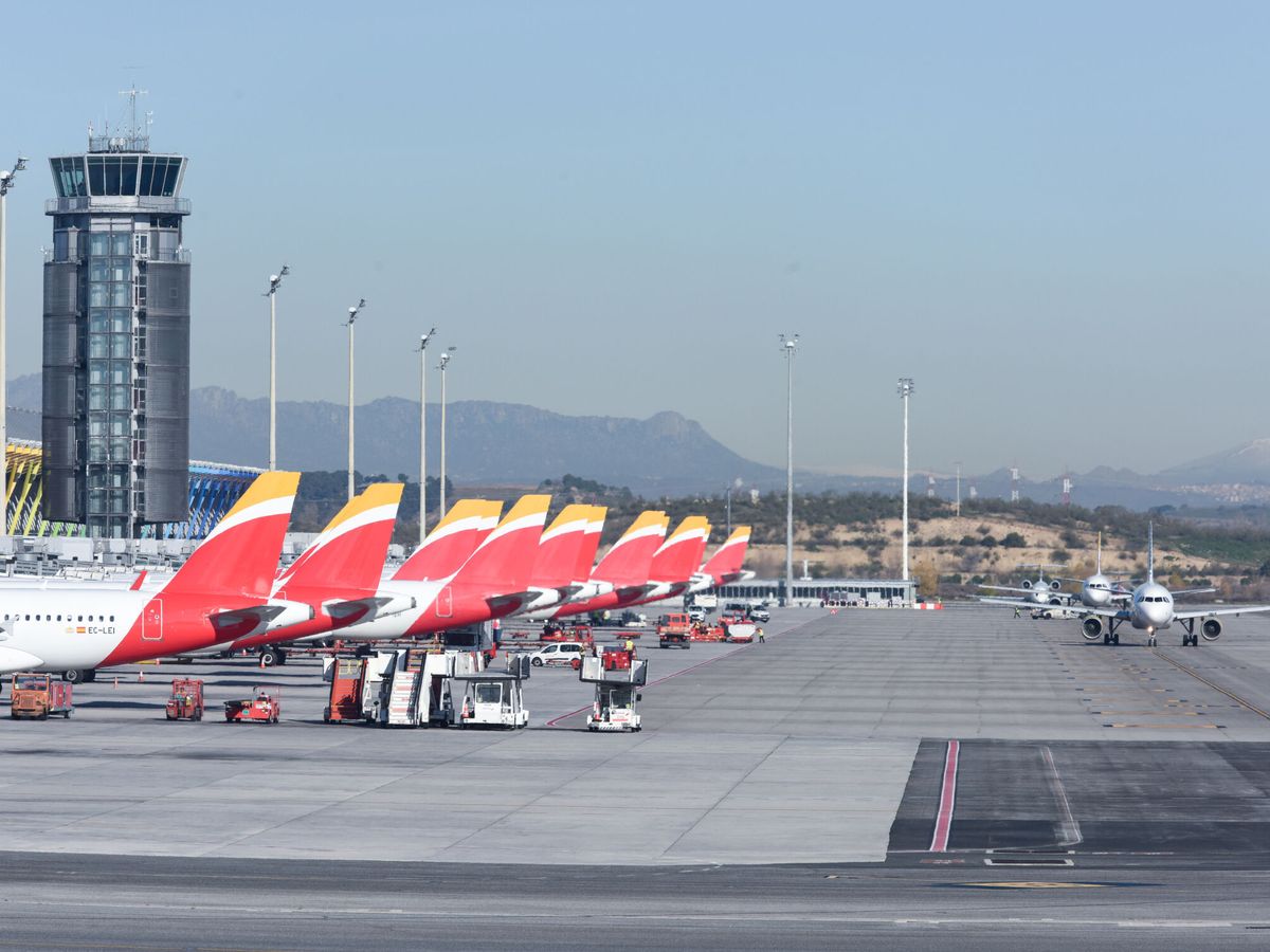 Foto: Aviones aparcados en las pistas durante el último día de la huelga del servicio de 'handling' de Iberia, en el aeropuerto de Madrid-Barajas. (EP/Gustavo Valiente)