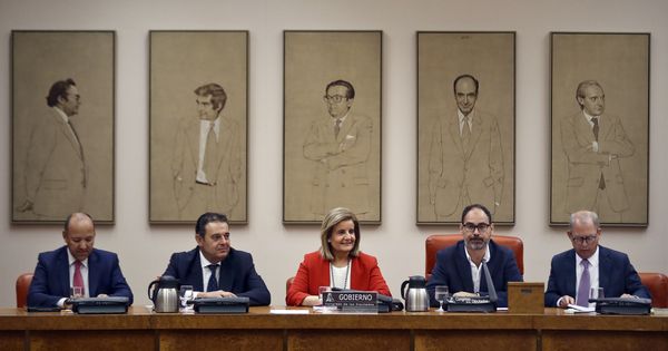 Foto: La ministra de Empleo, Fátima Báñez (c), durante su comparecencia en el Congreso para informar de las previsiones del Gobierno para hacer efectiva la prórroga del Plan Prepara. (EFE)