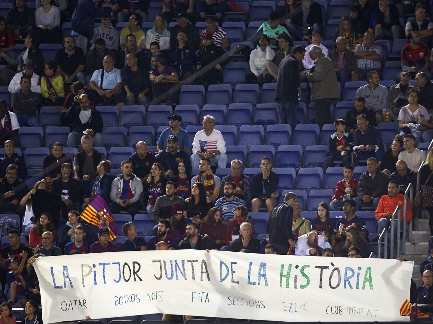 Una pancarta en contra de la junta directiva azulgrana este sábado en el Camp Nou. (EFE)