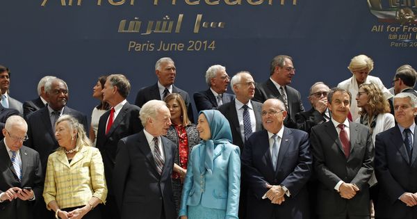 Foto: El expresidente José Luis Rodríguez Zapatero, entre los asistentes al acto del CNRI a las afueras de París, el 27 de junio de 2014. (Reuters)