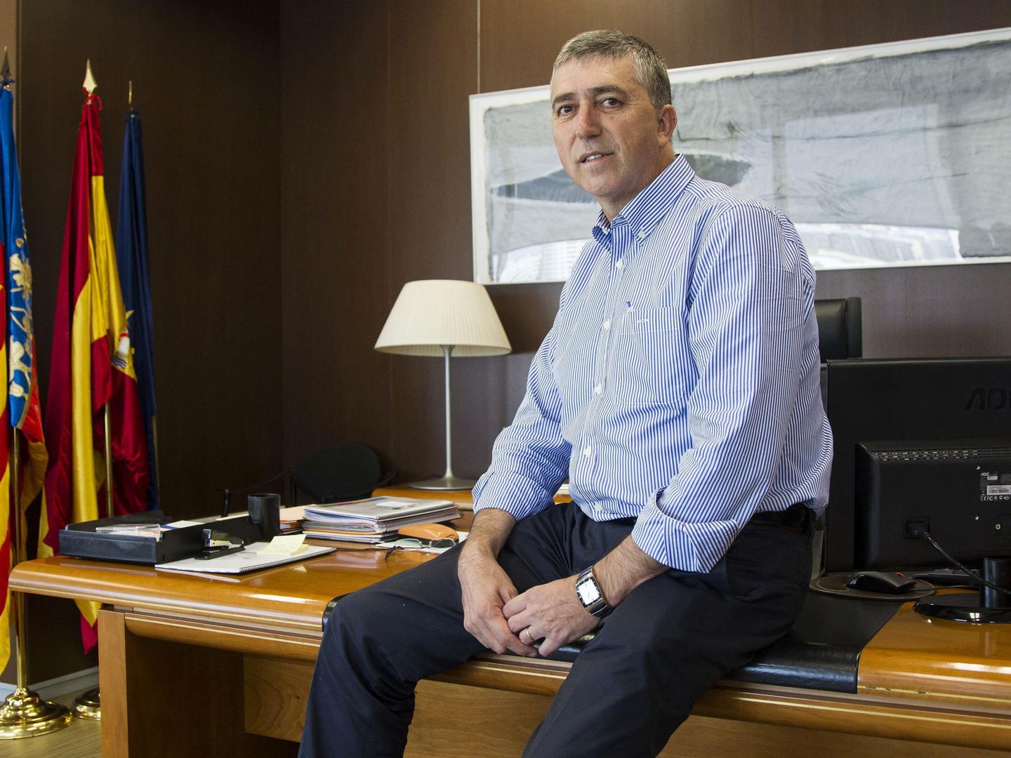 El 'conseller' de Economía, Rafael Climent, del Bloc, se resiste a destituir a su subordinada. (EFE)