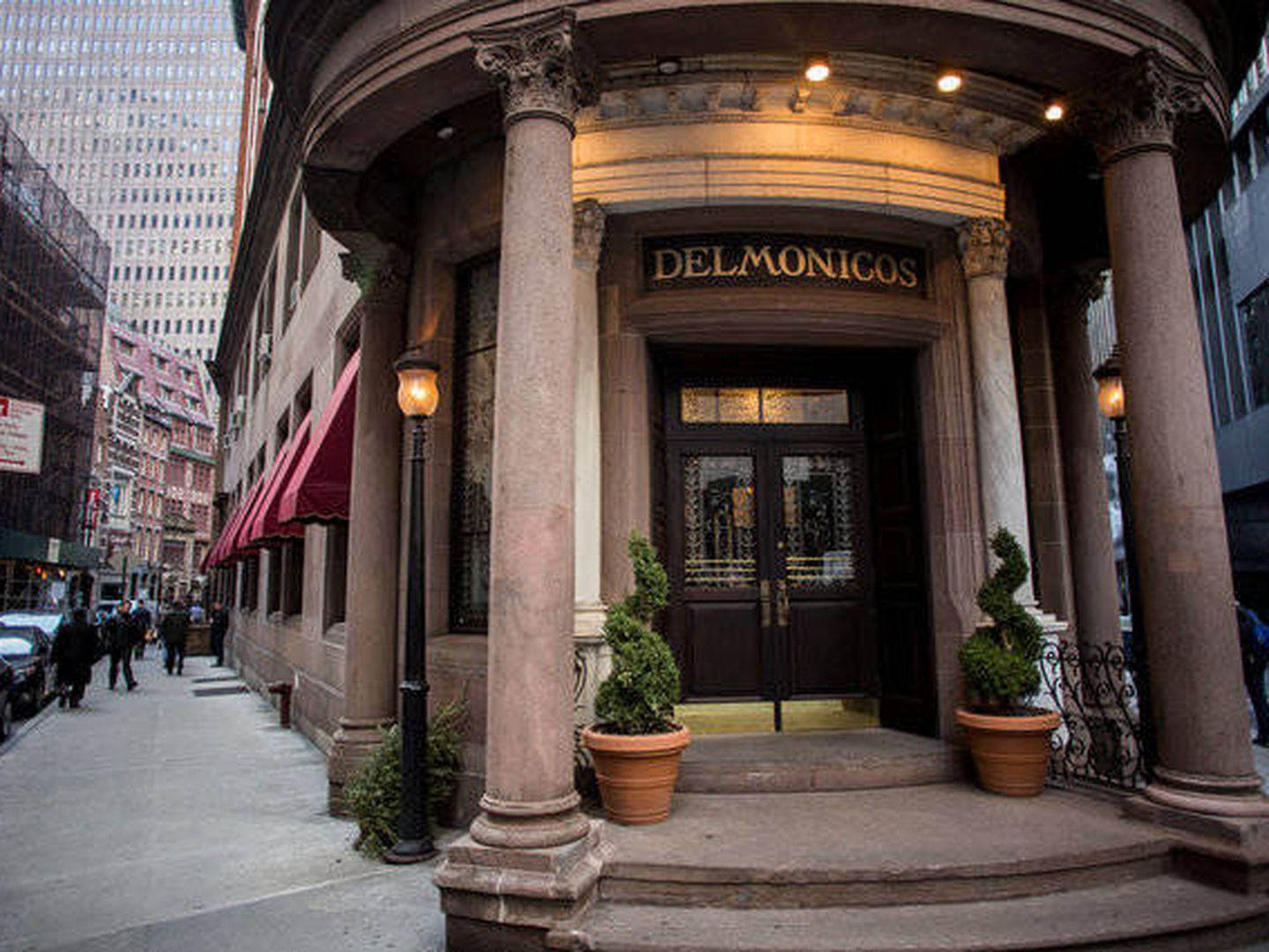 Imagen de la entrada del conocido restaurante neoyorquino 'Delmonico'.