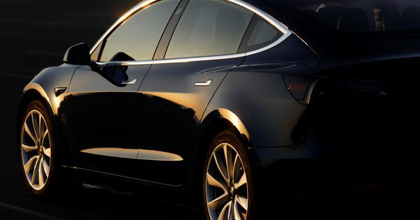 Foto: Un Tesla Model 3 en color negro. (Reuters)