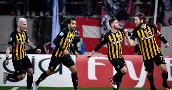 Foto: Chygrynskiy celebra con sus compañeros un gol del AEK. (Imago)