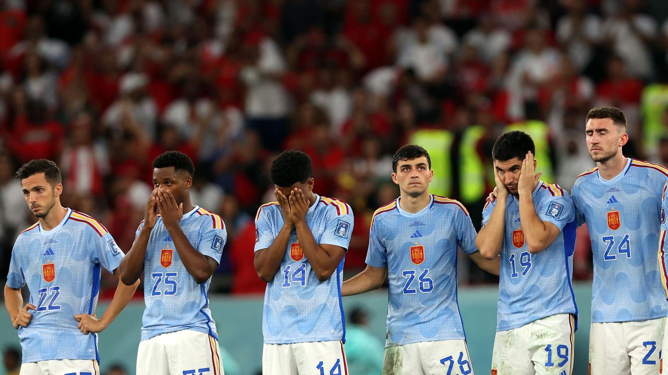 Foto: Los jugadores españoles sufren en la tanda de penaltis. (EFE/EPA/Tolga Bozoglu)