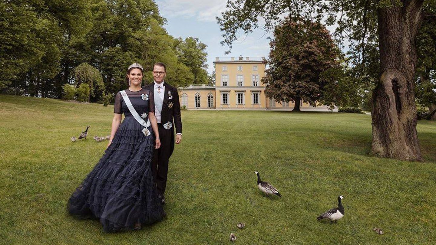Victoria y Daniel, posando en el terreno del castillo de Haga. (Casa Real de Suecia)