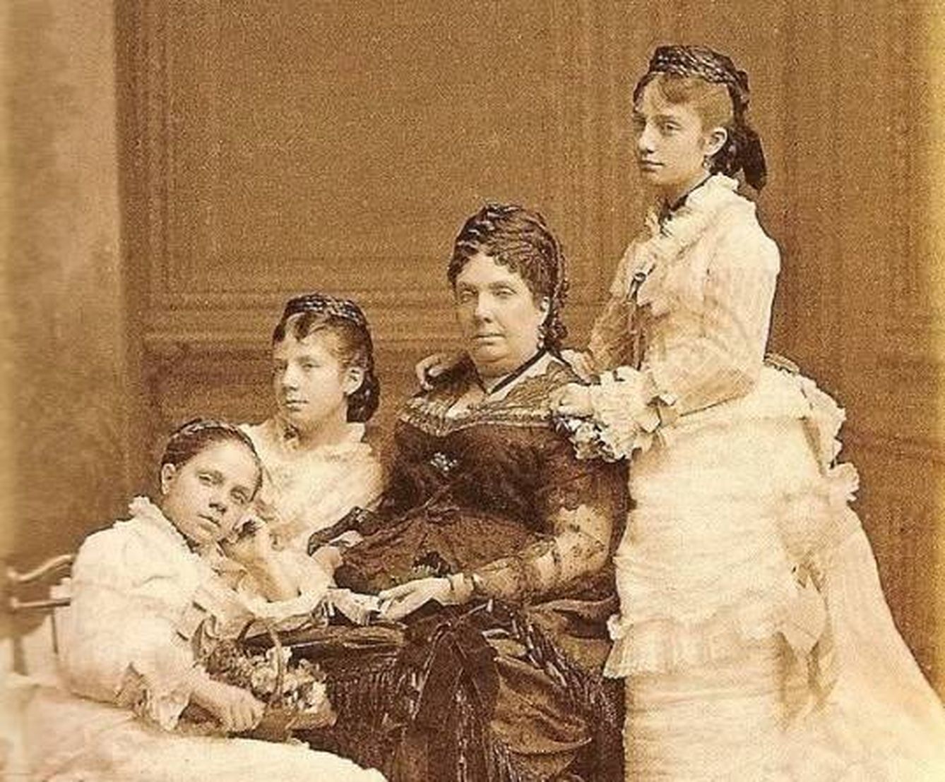La reina Isabel II junto a sus hijas Pilar, Paz y Eulalia