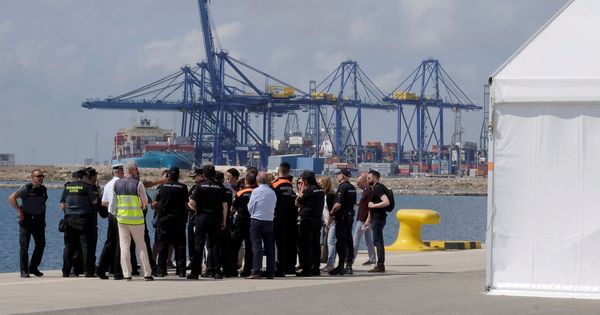 Foto: 'Briefing' de la Policía y la Guardia Civil para recibir a los migrantes del Aquarius, este 16 de junio. (Reuters)