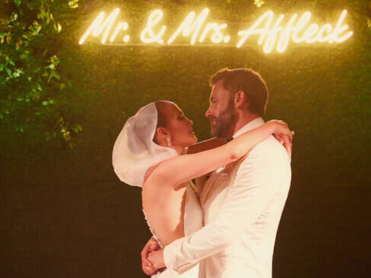 Foto: Jennifer Lopez y Ben Affleck posan en la fiesta de su boda. (On the JLo)