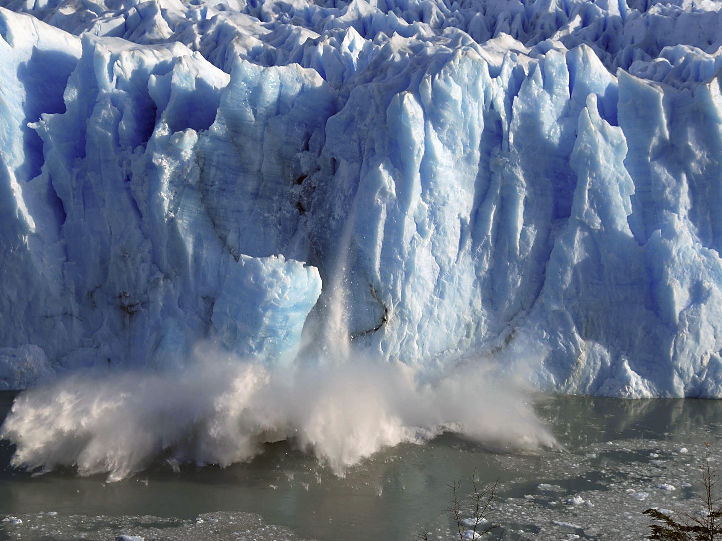 Astillas de hielo deslizándose del glacial Perito Moreno (Andres Forza / Reuters)