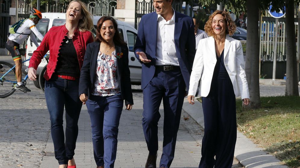 Foto: Pedro Sánchez con Sara Hernández, flanqueado por las números seis y dos de la lista por Madrid, Zaida Cantera y Meritxell Batet, el pasado 30 de septiembre. (EFE)
