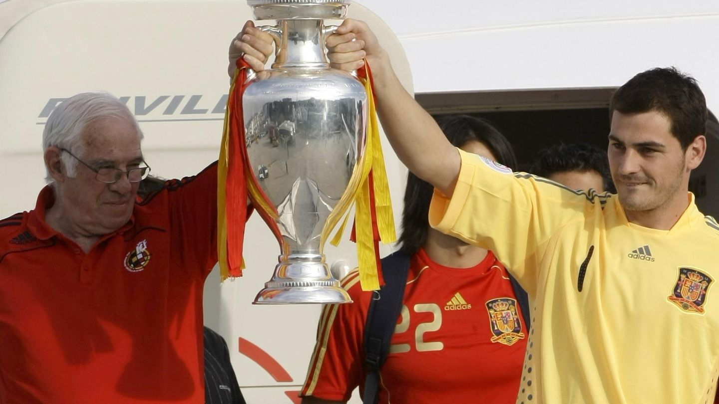 Iker Casillas y Luis Aragonés, con la Eurocopa de 2008 (REUTERS/Sergio Pérez).