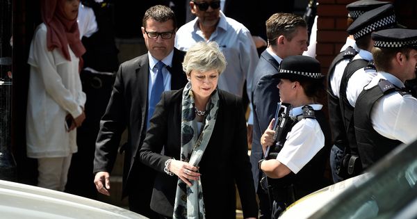 Foto: La primera ministra Theresa May tras visitar la mezquita de Finsbury Park, poco después del atentado, en Londres. (Reuters) 