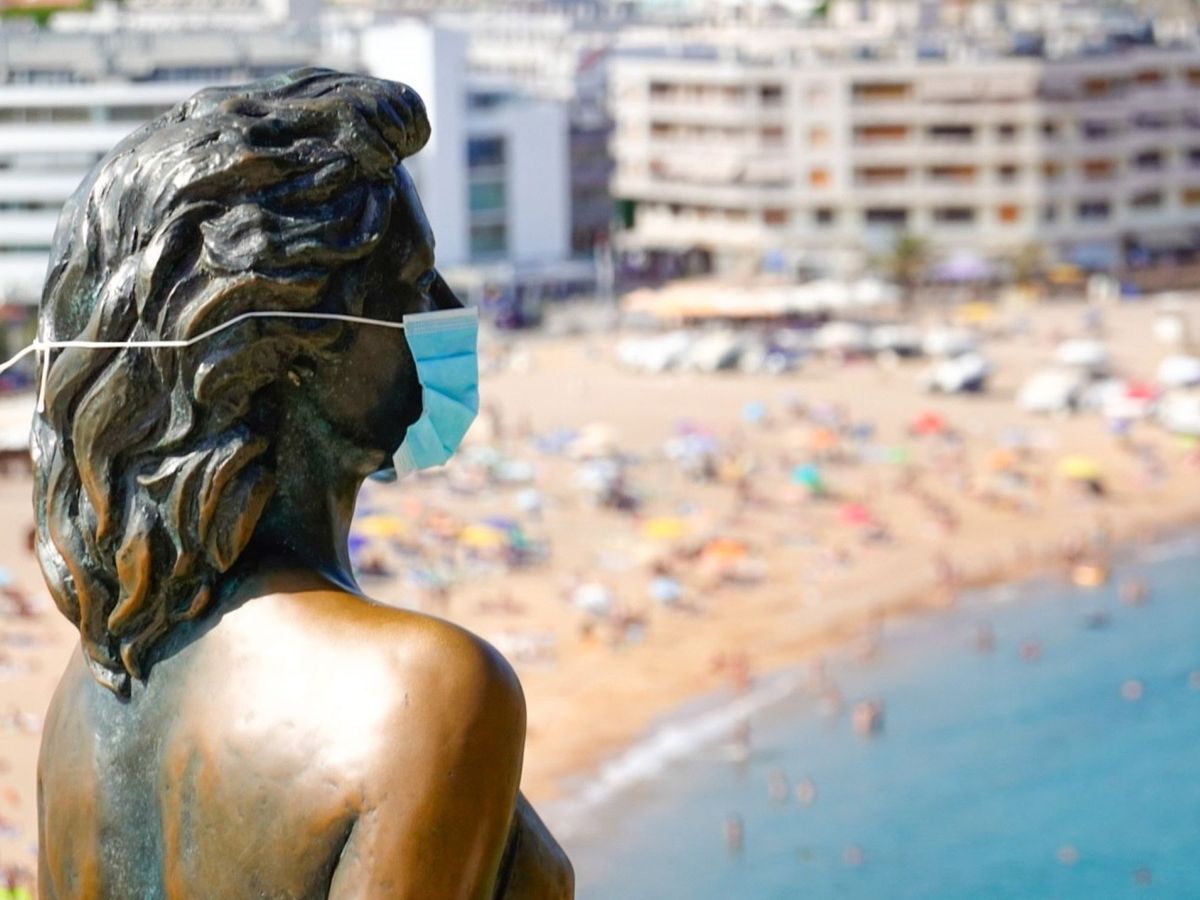 Foto: La estatua de Ava Gadner, en la localidad gironina de Tossa de Mar, con una mascarilla. (EFE)