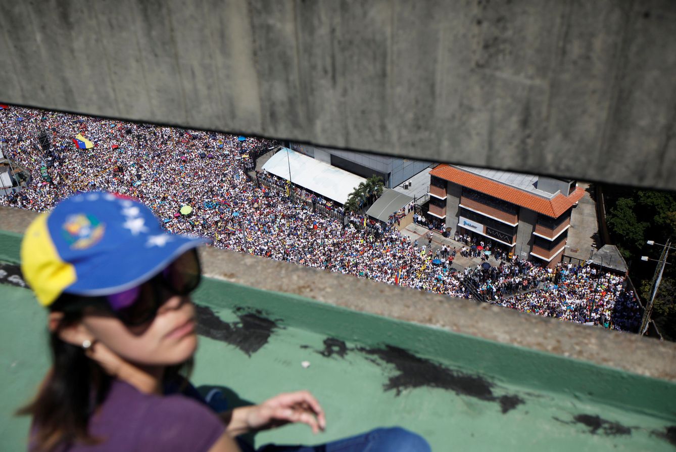 La manifestación opositora vista desde lo alto de un edificio. (Reuters)