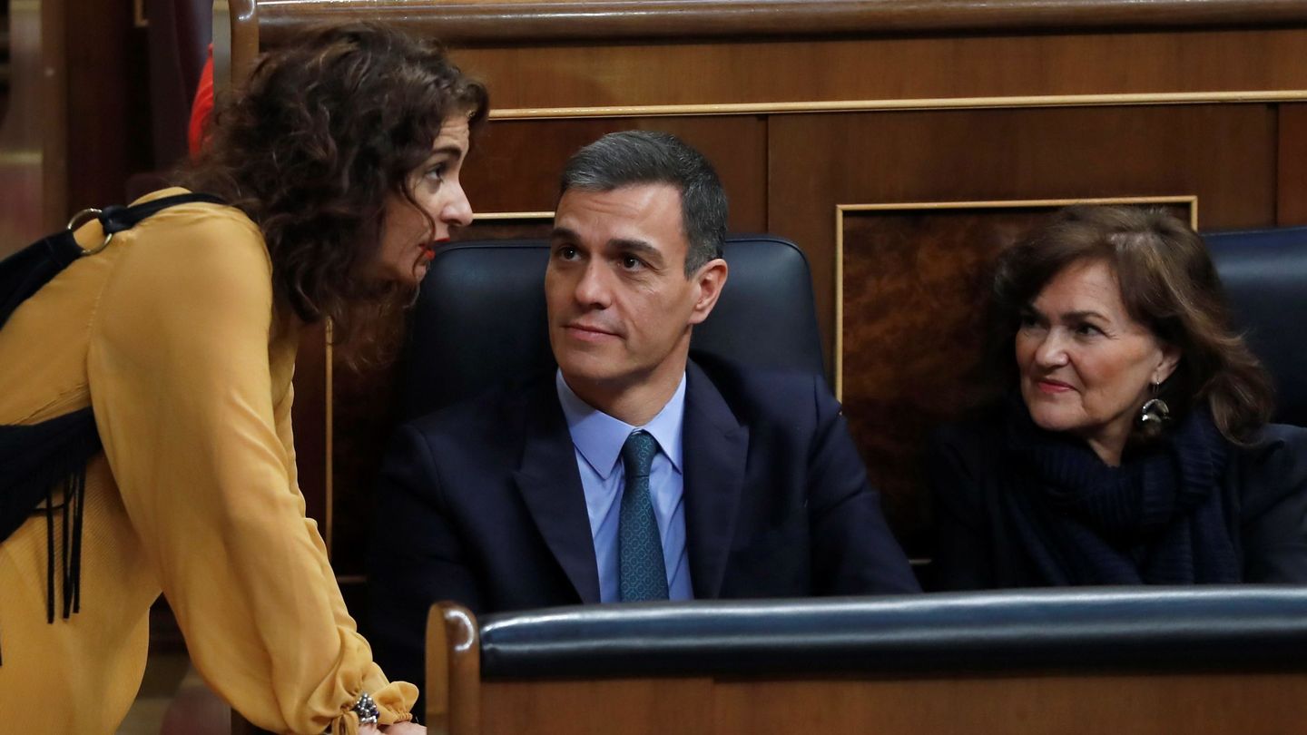 Pedro Sánchez, con la vicepresidenta, Carmen Calvo (d), y la ministra de Hacienda, María Jesús Montero, el pasado 13 de febrero en el Congreso. (EFE)