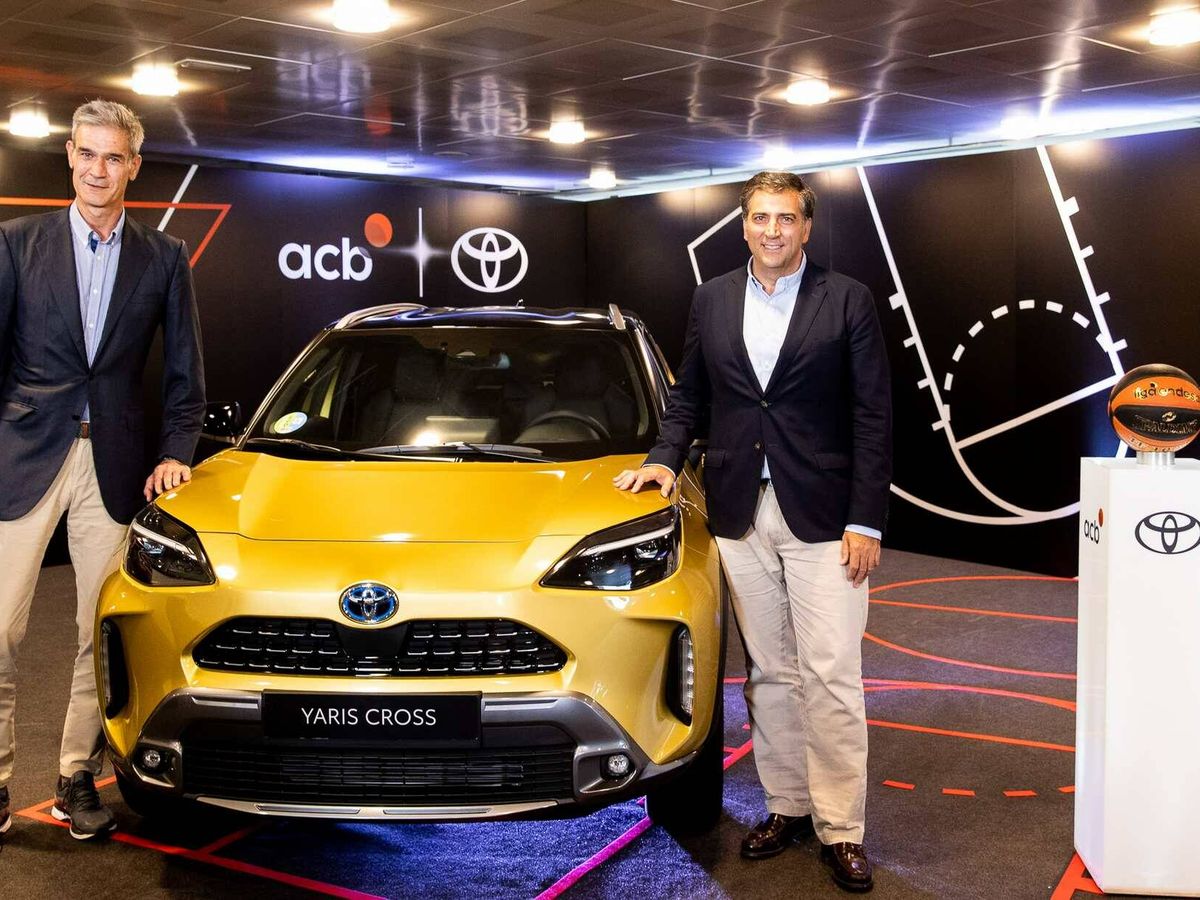 Foto: Antonio Martin, presidente de la asociación de clubes de baloncesto y Miguel Carsi presidente y CEO de Toyota España durante la presentación del acuerdo. 