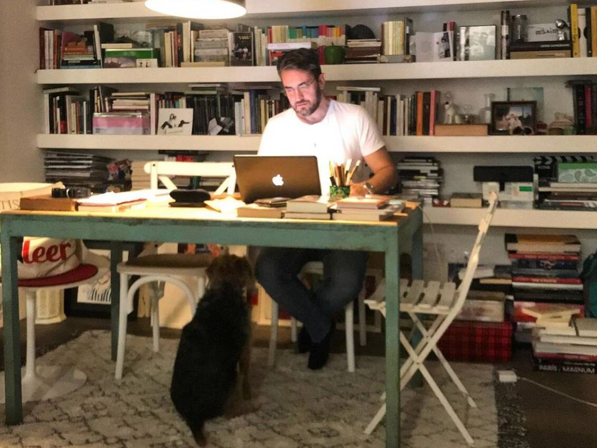 Foto: Máximo Huerta, en el despacho de su casa. (Instagram/@maximohuerta)