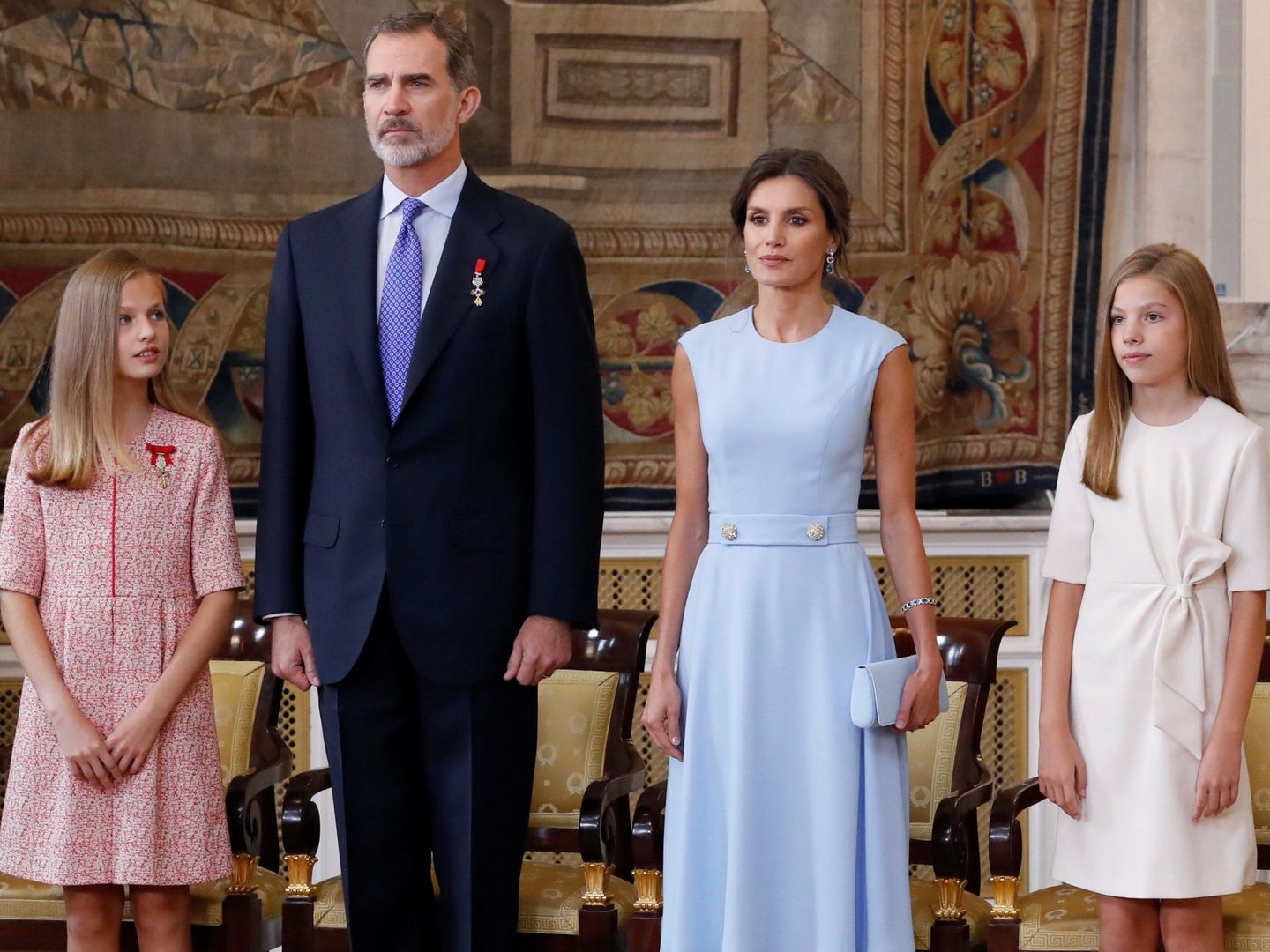 La princesa Leonor y la infanta Sofía, junto a los Reyes en su último acto oficial. (EFE)