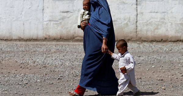 Foto: Foto de archivo de una madre pakistaní con sus dos hijos. (Reuters)