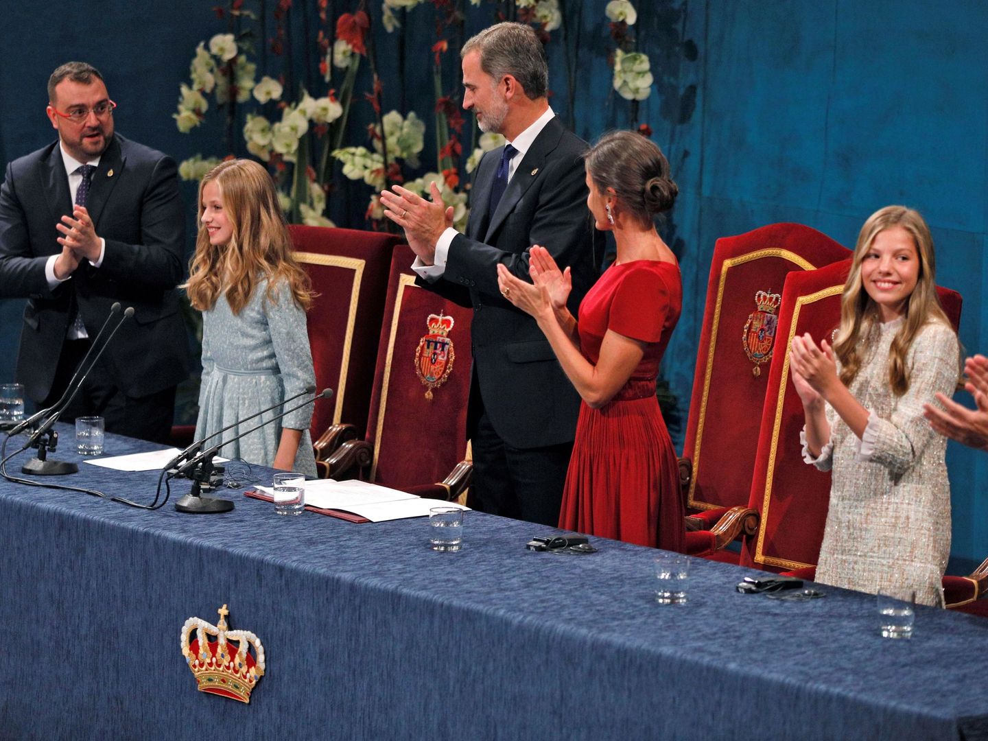 Los reyes Felipe y Letizia y la infanta Sofía aplauden a la princesa Leonor tras su discurso en la ceremonia de entrega de los Premios Princesa de Asturias 2019. (EFE)