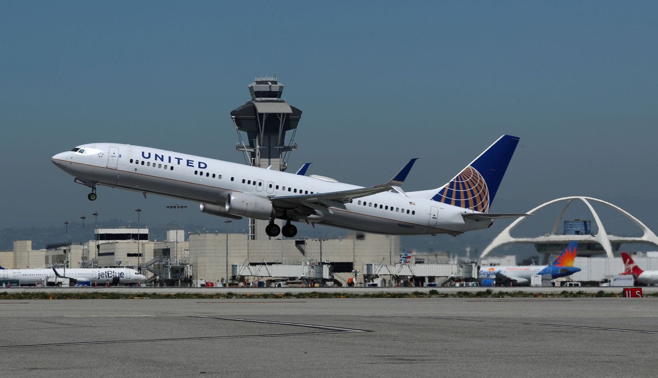 Un Boeing 737-900 de United Airlines en pleno despegue en el Aeropuerto Internacional de Los Ángeles. (Reuters)