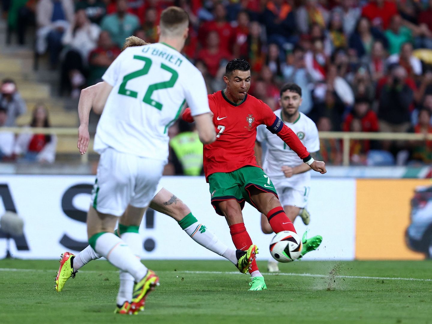 Cristiano Ronaldo marca en el amistoso contra Irlanda. (REUTERS Rodrigo Antunes)