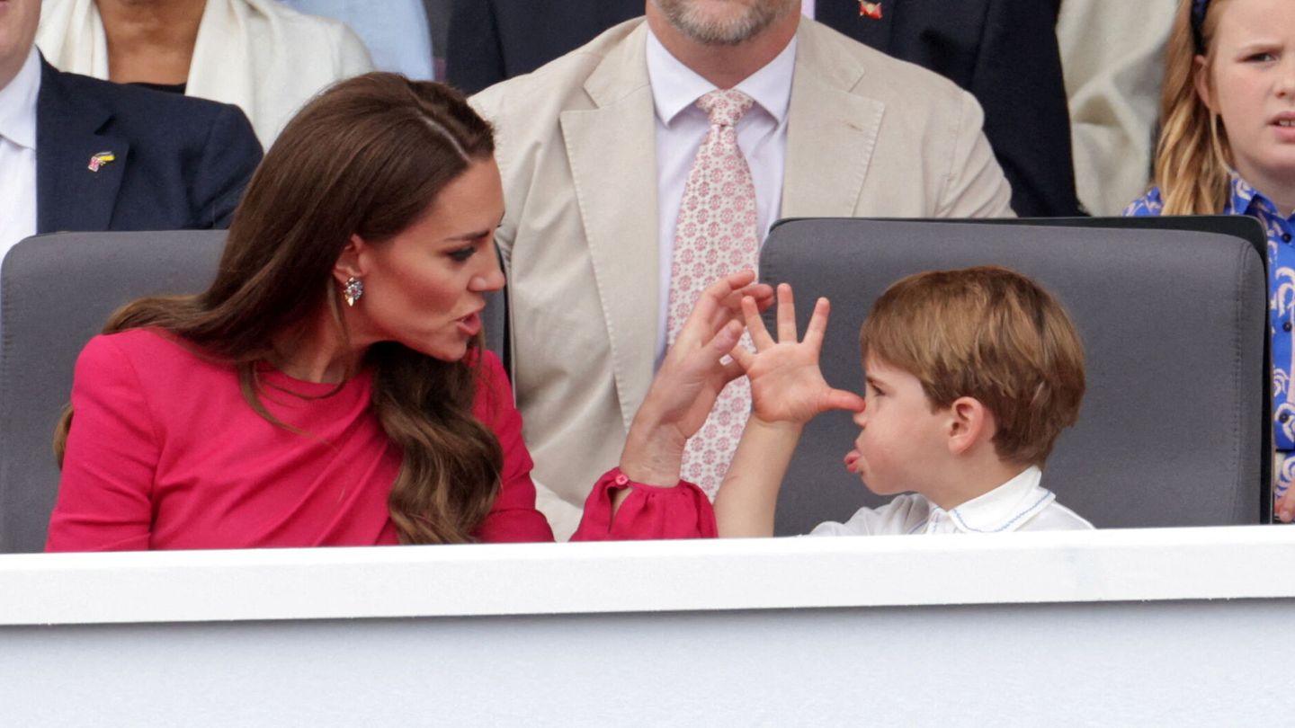 El príncipe Louis, haciendo burla a su madre en el Jubileo de Platino de Isabel II. (Reuters/Pool/Chris Jackson)