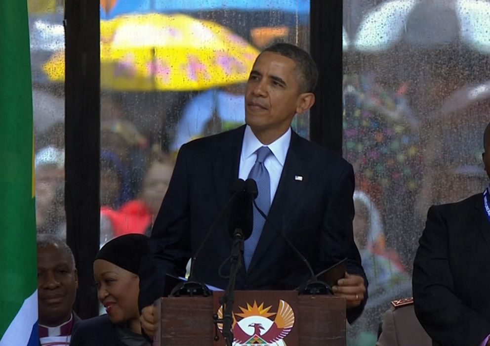 Foto: El presidente Obama junto al intérprete Thamsanqa Jantjie (EFE)